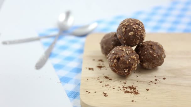 Boules de chocolat sur bois avec saupoudrer de chocolat en poudre — Video