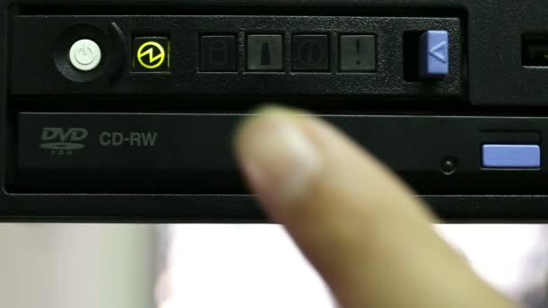 技术员在高质量的服务器上使用数字电缆分析仪 — 图库视频影像