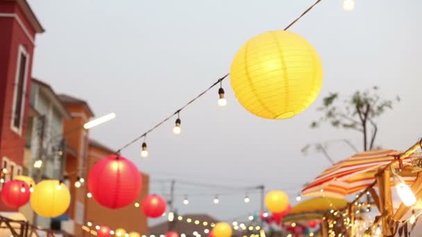 Luz cálida linterna para el festival en la ciudad — Vídeo de stock
