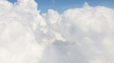 Hava yoluyla seyahat. Bulut ile bir uçak pencereden görüntüleme