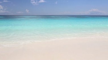 Pastoral tropikal turkuaz beach Koh Tachai Adası Tayland andaman denizde beyaz kum kıyı ile