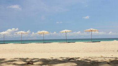 Öğleden sonra saat güzel tropikal Plajda şemsiye