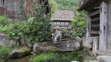 Japon Zen Bahçe su akışı içinde Shirakawago Gifu ili, Japonya geleneksel bir köyde. Unesco Dünya Mirası olduğunu.