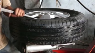 Mekanik bir kapalı lastik uygun makine üzerinde garajında bir lastik tamir