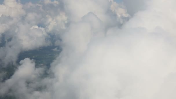 Hava yoluyla seyahat. Bulut ve hill Adası ile bir uçak pencereden Phuket Tayland görüntülemek