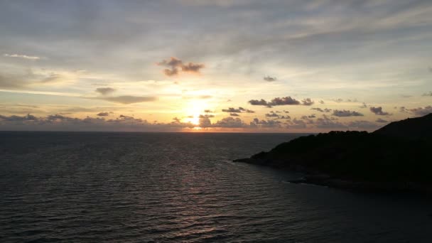 Schöner sonnenuntergang auf tropischer insel bei laem phromthep beach phuket thailand — Stockvideo