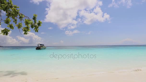 Идиллический бирюзовый пляж с белым песчаным берегом и лодкой на таиландском острове Ко Тачай в Андаманском море — стоковое видео