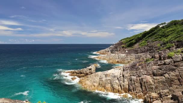 浪水飞溅石头绿松石海滩上的查看点安达曼海大才岛泰国 — 图库视频影像
