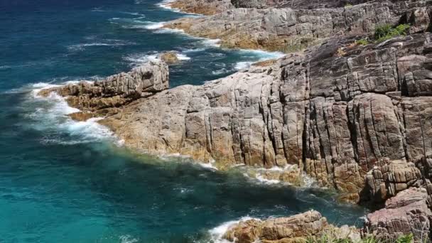 파도 물 얼룩 돌 청록색 해변에서 볼 포인트 안다만 바다 코 Tachai 섬 태국 — 비디오