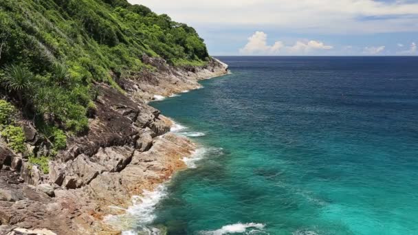 浪水飞溅石头绿松石海滩上的查看点安达曼海大才岛泰国 — 图库视频影像