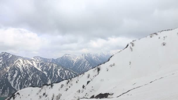 Blick auf den Schneeberg an den Nordalpen Japans — Stockvideo