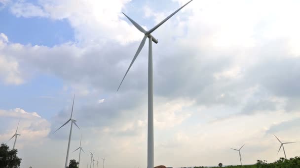 Turbiny wiatrowe generowania energii elektrycznej z słońce i chmury na tle nieba. — Wideo stockowe