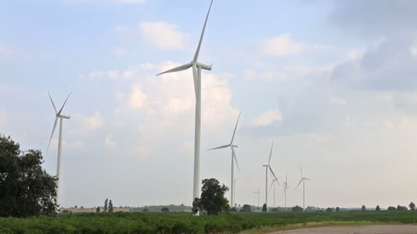 Turbinas eólicas que generan electricidad con cielo, sol y nubes de fondo . — Vídeos de Stock