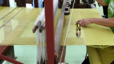 iplik ile geleneksel dokuma tezgâhı makinasıyla brocade dokuma