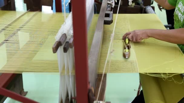 Väva brokad med en traditionell vävstol maskin med garn — Stockvideo
