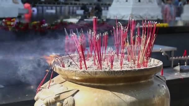 Fumée d'encens en pot devant Brahma Ratchaprasong Bangkok Thaïlande — Video