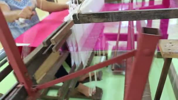 Met behulp van een traditionele loom machine met garen brokaat weven — Stockvideo