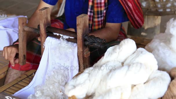 Weaving brocade using a traditional loom machine with yarn — Stock Video