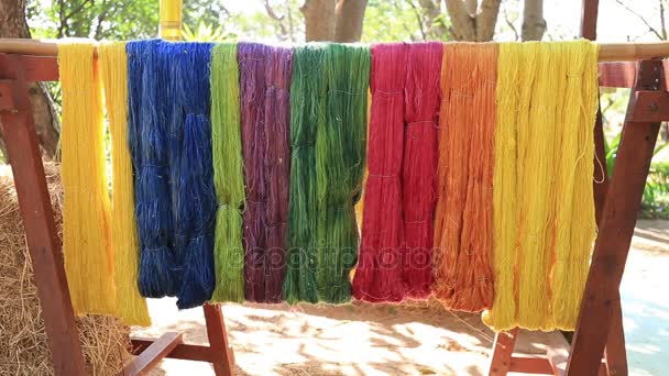 丝绸与纱线在农村干阳光 — 图库视频影像