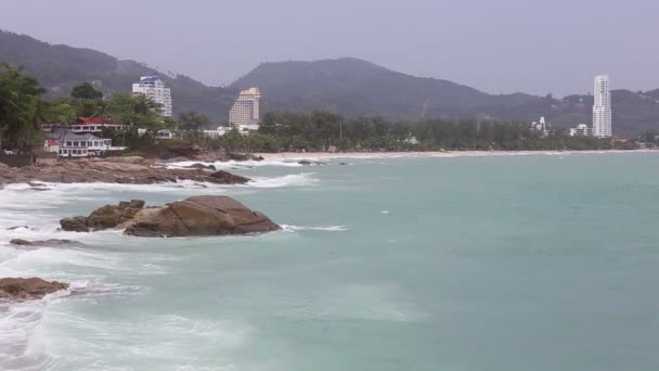Υψηλή ταχύτητα κύματα τροπική παραλία τυρκουάζ με πέτρα στην παραλία Kata Phuket sea Ταϊλάνδη — Αρχείο Βίντεο