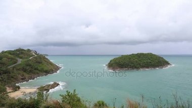 Rüzgar ve dalga andaman Denizi'nde Laem Promthep Cape bakış açısı üzerinde Phuket, Tayland için yağmurlu günde. Puan iki ada olabilir