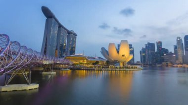 Singapur - Kasım 18: Timelapse görünümü twilight saat Merkezi Singapur liman gün batımından gecesine, Singapur turistler için popüler bir hedef üzerinde 18 Kasım 2016 Singapur'da (4 k Prores 422 codec bileşeni)