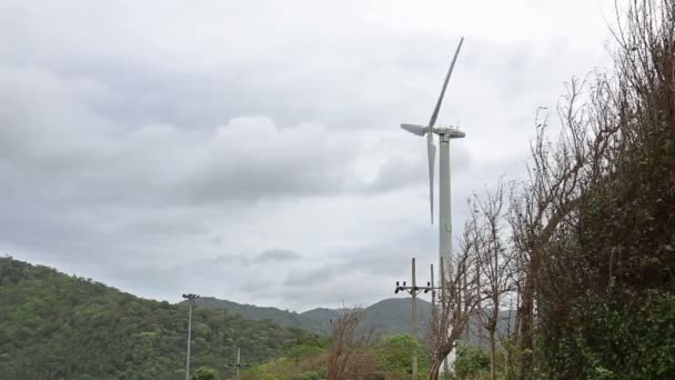 Turbinas eólicas que geram energia sustentável na montanha em dia ventoso — Vídeo de Stock