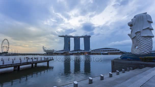 (Inggris) SINGAPORE - NOV 19 2016: Timelapse of The Merlion Statue with the City Skyline in the background during the morning popular destination for tourism on NOV 19 2016 in Singapore (4K ProRes 422 codec ) — Stok Video