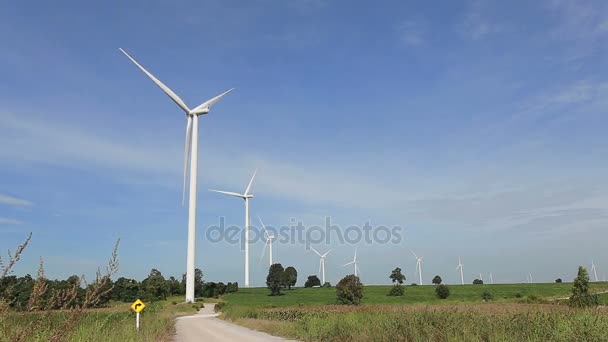 Närbild av motion ren och förnybar energi, vindkraft med road — Stockvideo