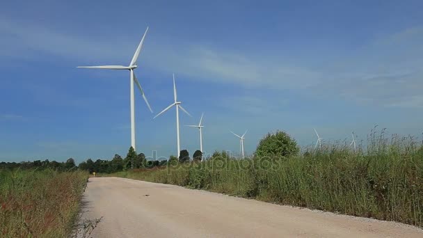 Zbliżenie ruchu czystej i odnawialnej energii, energii wiatrowej z drogi — Wideo stockowe