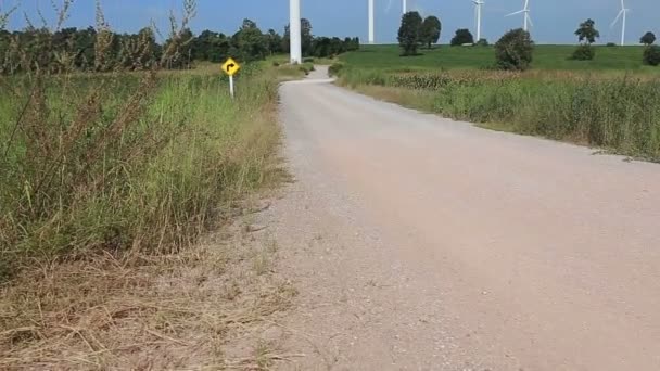 Primeros planos de movimiento energía limpia y renovable, energía eólica con carretera — Vídeo de stock