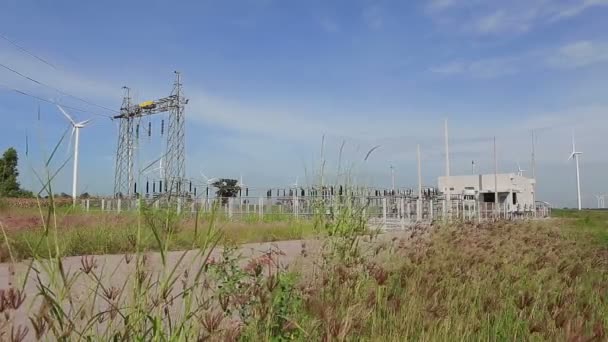 Электростанция и чистая и возобновляемые источники энергии, энергия ветра с травой качается на ветру — стоковое видео