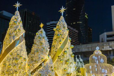 Garland dekorasyon beyaz ağaç Noel ve yeni yıl festival için