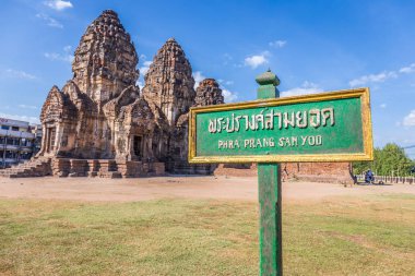 Phra saldırın Sam Yot Tapınağı, antik mimari Merkezi Lopburi, Tayland