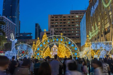 Bangkok, Tayland - 1 Ocak 2017: Noel ve yılbaşı dekorasyon Merkezi Dünya mağaza önünde ünlü, Bangkok Tayland ışık resmini alarak birçok kişi gelmek