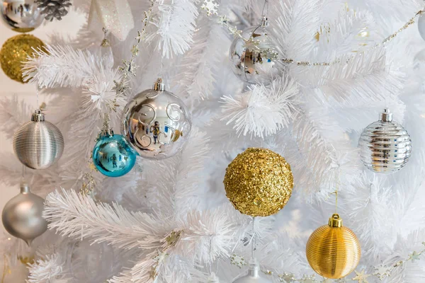 Decoración de guirnalda de bolas de plata y oro para Navidad y festival de año nuevo en árbol blanco — Foto de Stock