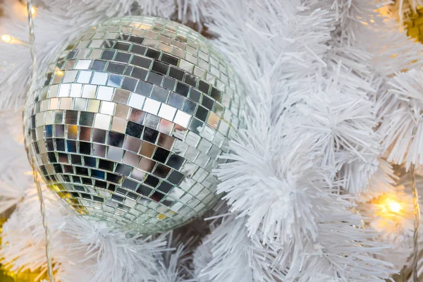 Glazen bollen garland decoratie voor Kerstmis en Nieuwjaar festival op witte boom — Stockfoto