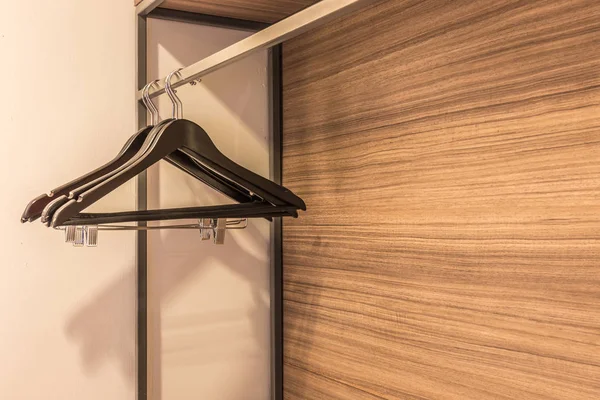 Gantungan pakaian di lemari pakaian dengan cahaya hangat — Stok Foto