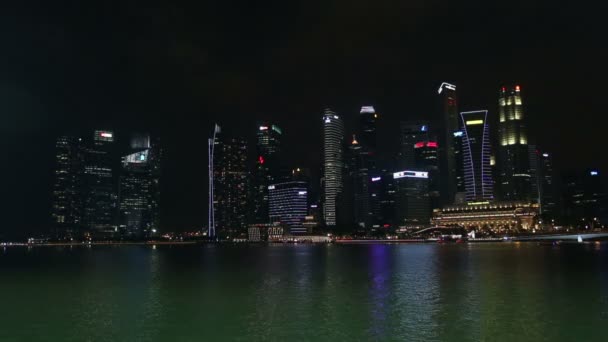 Marina Bay, Singapore - 18 November, 2016: The Merlion statyn i skymningen med bussiness byggnad på 18 November 2016 i Singapore. — Stockvideo