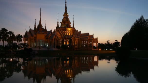 Hermoso templo en el crepúsculo tiempo en Wat Non Kum Nakhon ratchasima Tailandia con sombra reflexión sobre el agua — Vídeos de Stock