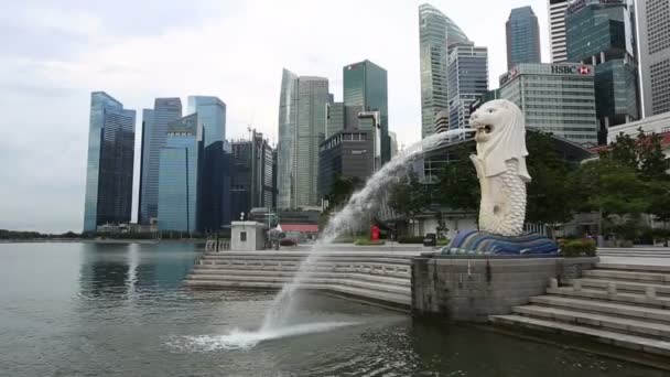 Singapore - 17 November 2017: Singapore Merlion Park. Merlion är en mytisk varelse med huvudet av ett lejon och kroppen av en fisk, används som en maskot och nationella personifikation av Singapore. — Stockvideo