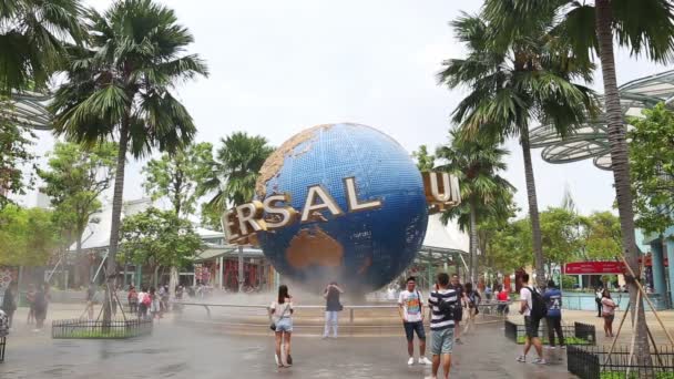 СИНГАПУР - 18 ноября 2016: Universal Studios Singapore theme park center of entertainment in Singapore is popular tourist attraction on NOV 18 2016 in Singapore — стоковое видео