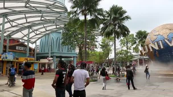 Singapore - Nov 18 2016: Universal Studios Singapore themapark centrum van entertainment in Singapore is een populaire toeristische attractie op Nov 18 2016 in Singapore — Stockvideo
