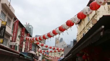 Chinatown - Singapur, Kasım 18-2016: Chinatown Street Singapur, kırmızı lamba var birçok mağaza ve alışveriş için yürüyüş turizm.