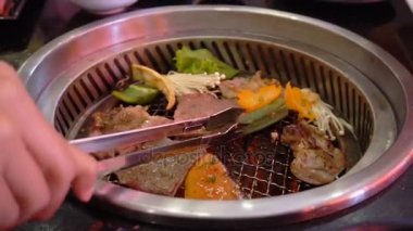 Karışık kavrulmuş et ve sebze mangal. Yüksek tanım ayak tam