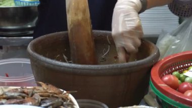 Yeşil papaya salatası veya Som Tam malzemeyi pişirme erkek karıştırma ve bir havanda küt küt atıyor. Tayland'ın yiyecektir ulusal bir kimlik. 4 k uhd