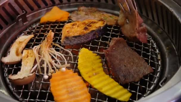 Mixed roasted meat and vegetable barbecue grill. Full high definition footage — Stock Video