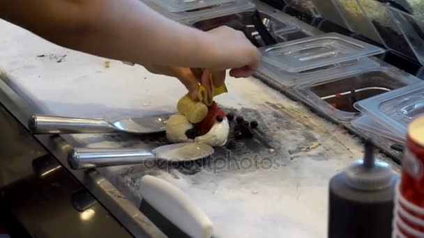 Préparation pour faire des rouleaux de crème glacée à partir de banane, biscuit plazma et mélange de crème au chocolat et match — Video