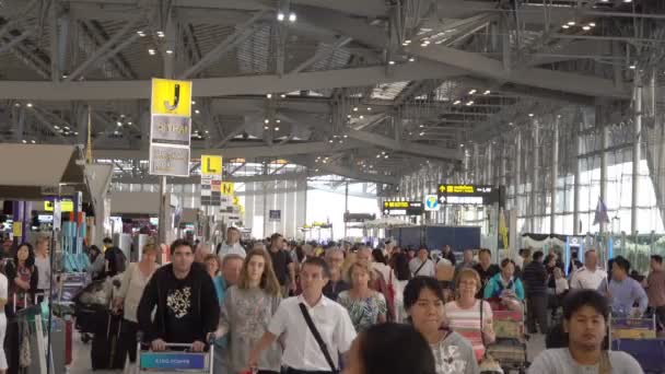 SAMUT PRAKAN, THAILAND - MAR 1, 2016 : People in Passenger Building of Suvarnabhumi Airport is one of two international airports Bangkok, Thailand. The airport is located in Bang Phli, Samut Prakan — Stock Video