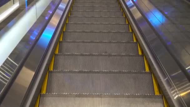 Subiendo escaleras mecánicas en un área pública. imágenes de alta definición 1080 — Vídeos de Stock